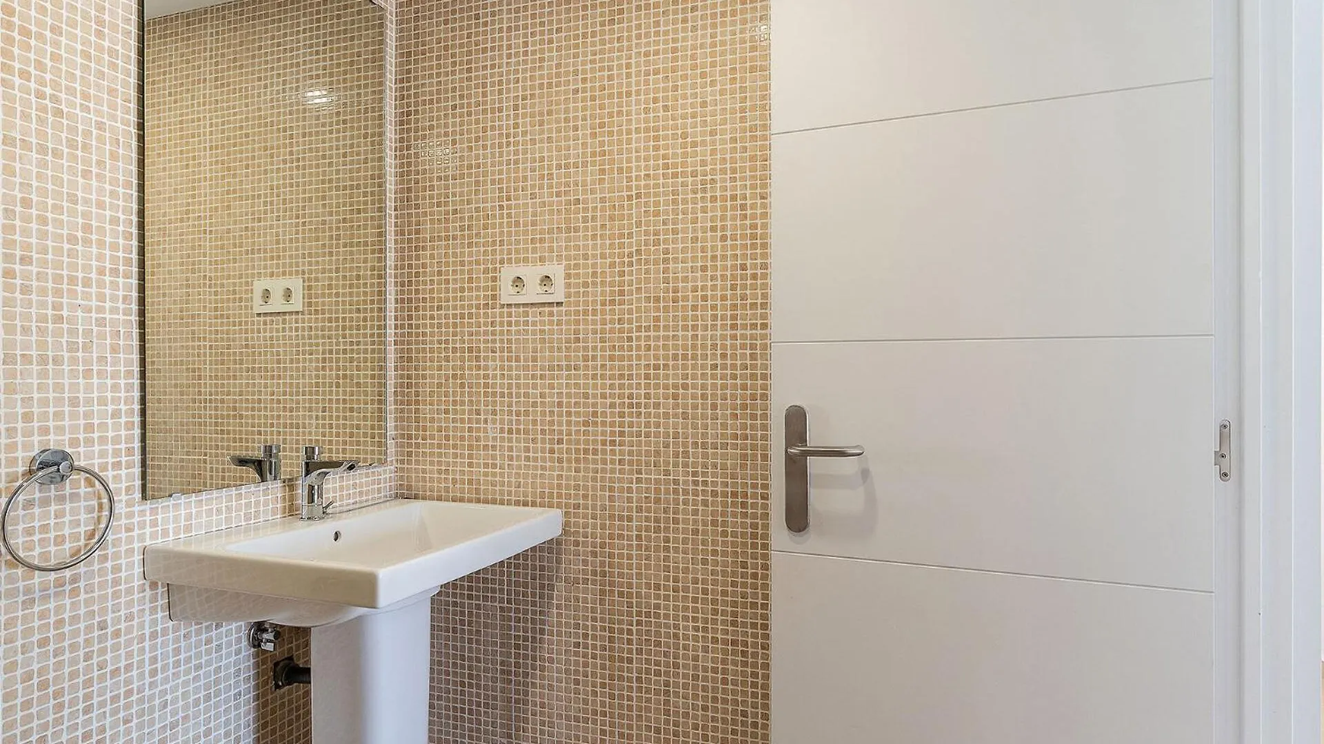 4236 - Ab Santa Coloma III Appartement Barcelona Spanje
